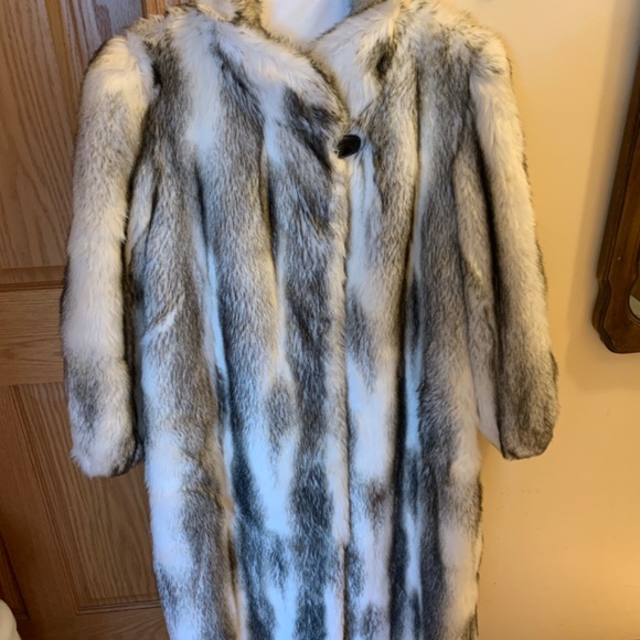 Beautiful Faux Fur coat-Size L or XL - Picture 3 of 8